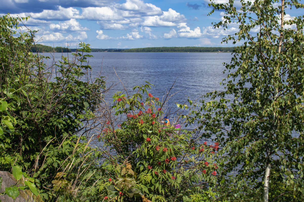 Пейзаж, голубая вода, голубое небо в облаках