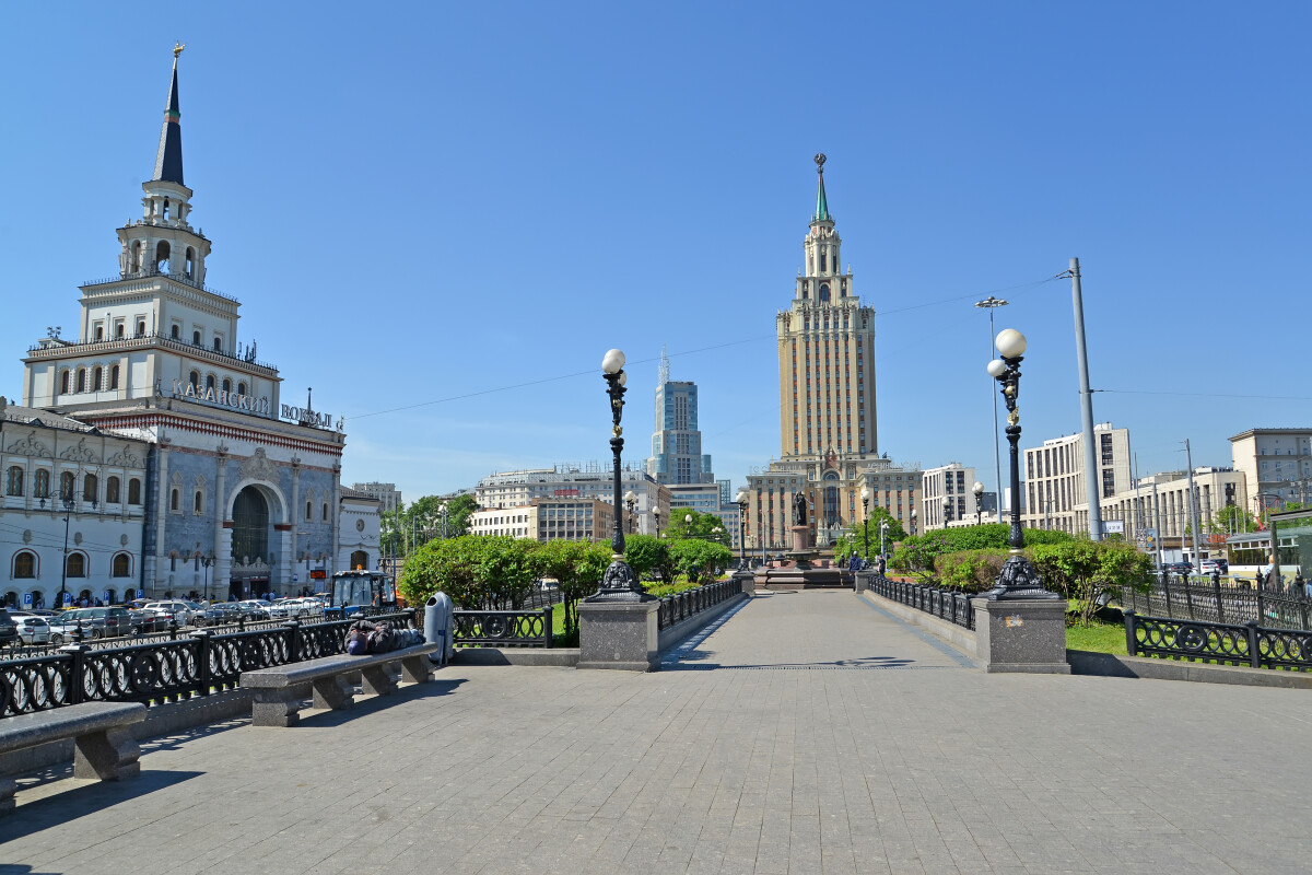 МОСКВА, РОССИЯ - 14 мая 2018 года: Комсомольская площадь, вид на площадь летним днем