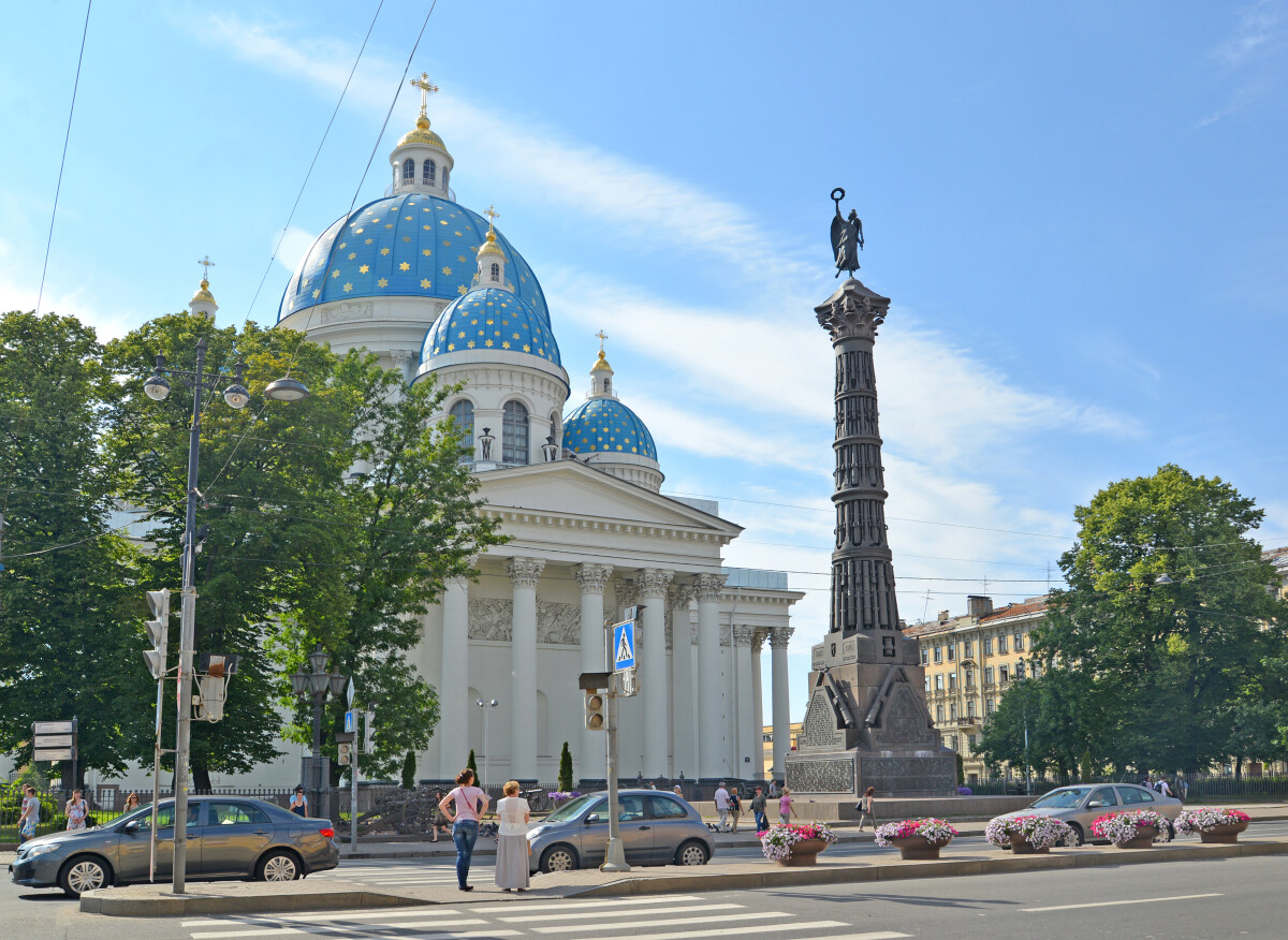 Троице-Измайловский собор и колонна Славы в Санкт-Петербурге