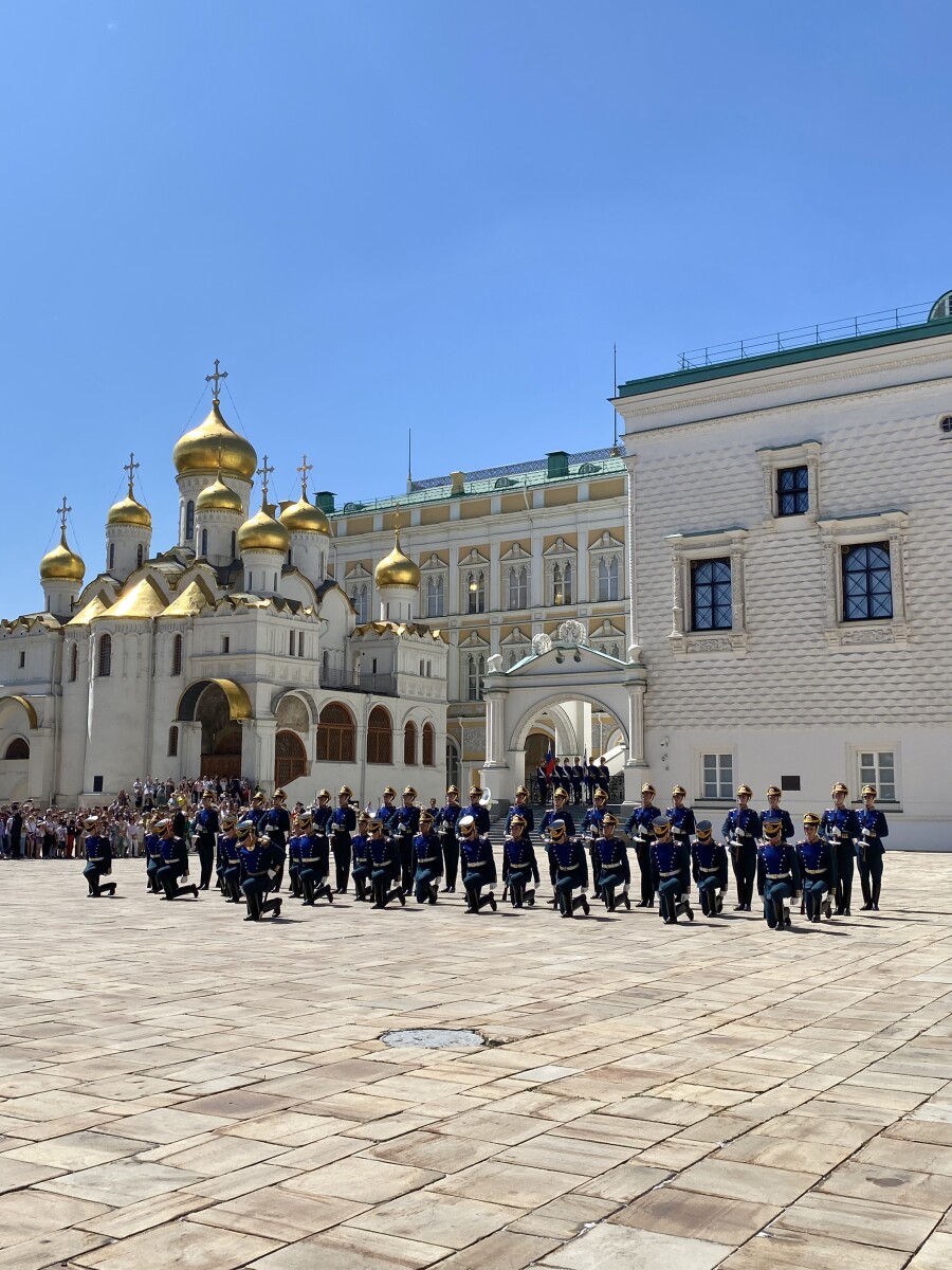 Развод пеших и конных караулов Президентского полка в Московском Кремле