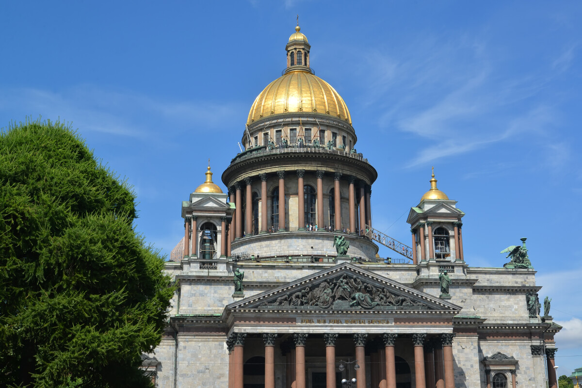 Санкт-Петербург. Фрагмент ул. Исаакиевский собор в летний день