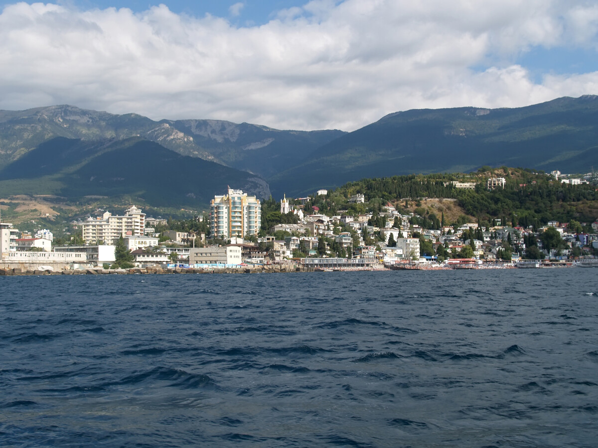 Вид на побережье Черного моря в Ялте, Крым