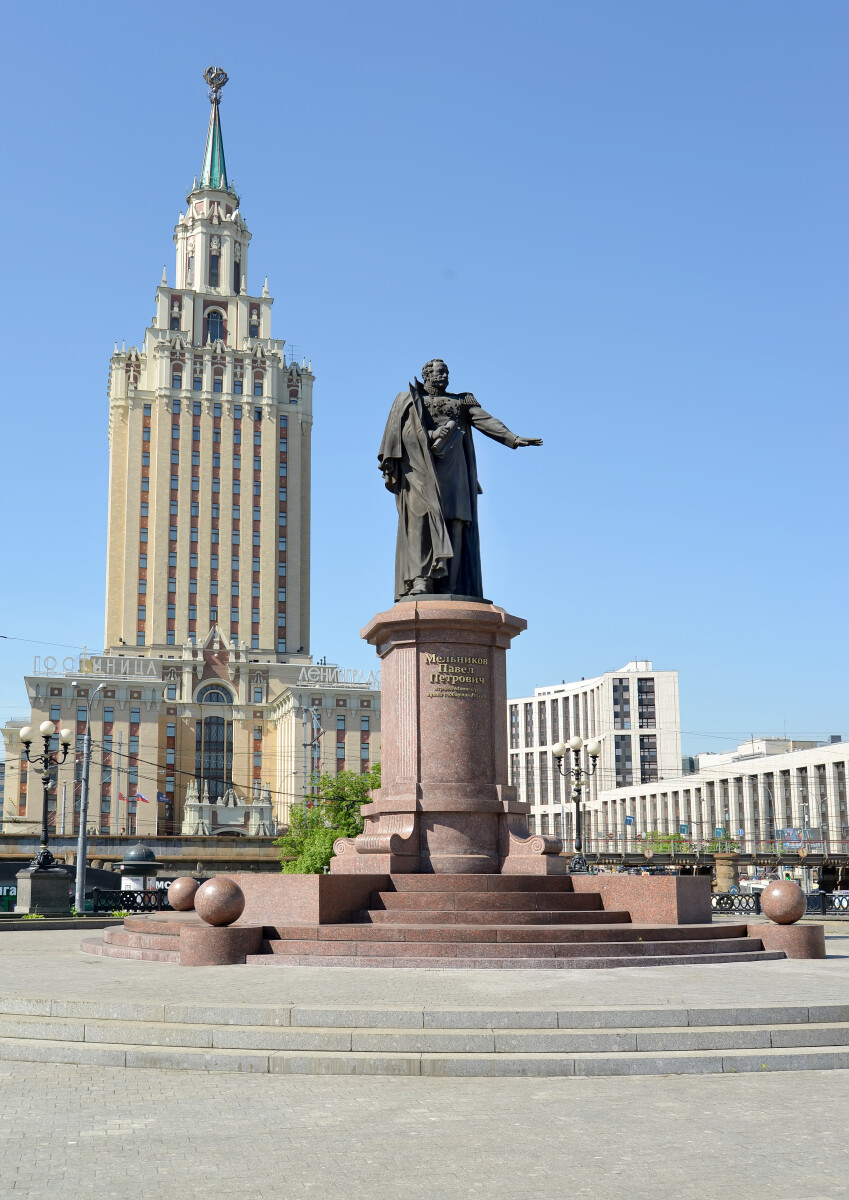 МОСКВА, РОССИЯ - 14 мая 2018 года: Памятник Павлу Петровичу Мельникову, первому министру путей сообщения России, на фоне гостиницы "Хилтон Москва Ленинградская"