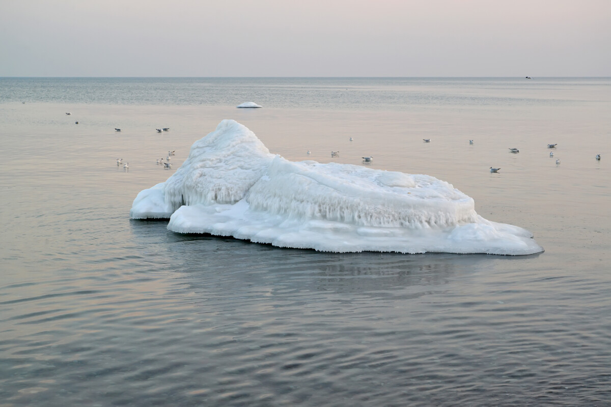 Ледяной остров в Балтийском море. Зимний пейзаж