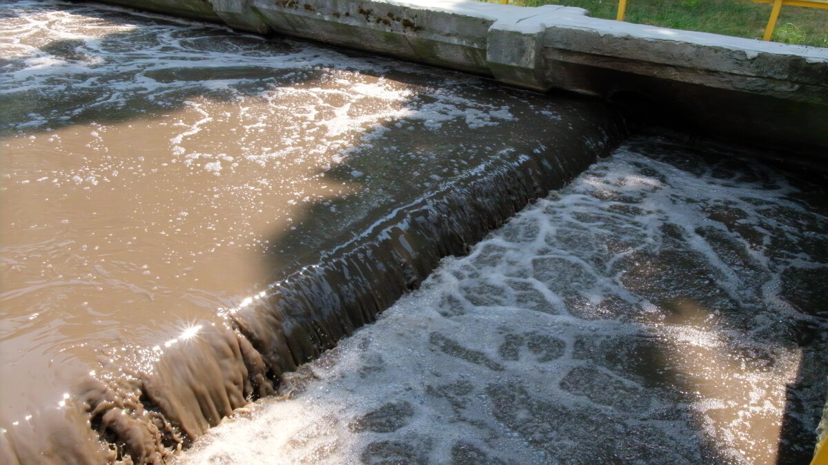 Tanks for aeration and biological purification of sewage