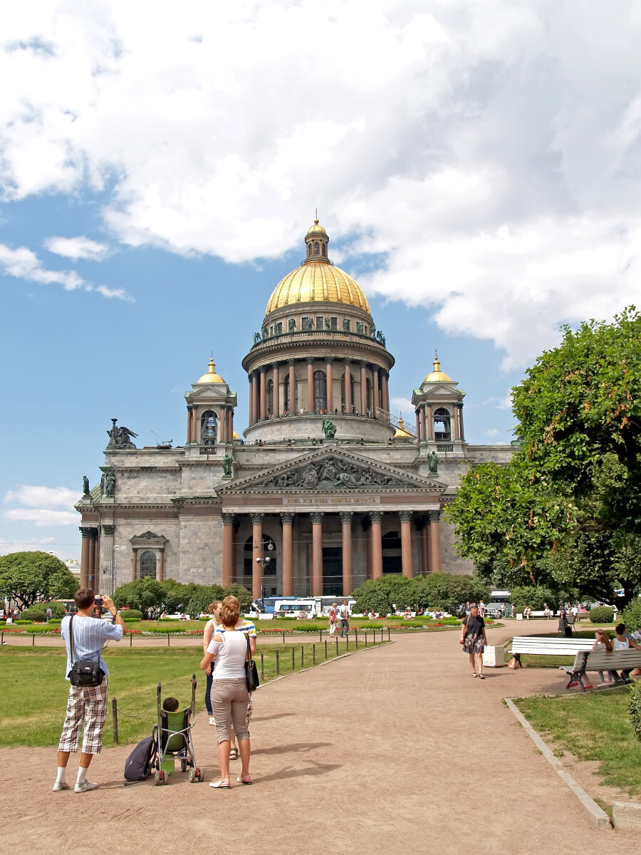 САНКТ-ПЕТЕРБУРГ, РОССИЯ - 10 июля 2012 года: Турист фотографирует Исаакиевский собор