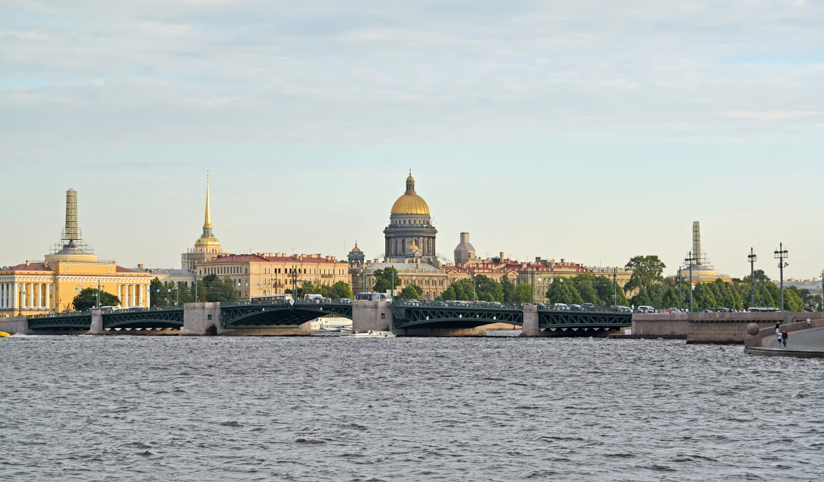 Вид на Дворцовый мост, Исаакиевский собор, Адмиралтейство летним вечером. Санкт-Петербург