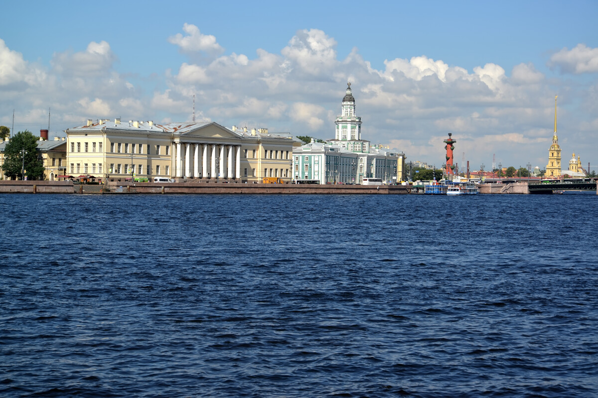 САНКТ-ПЕТЕРБУРГ, РОССИЯ - 11 июля 2016 года: Вид на Университетскую набережную и Большую Неву в солнечный день