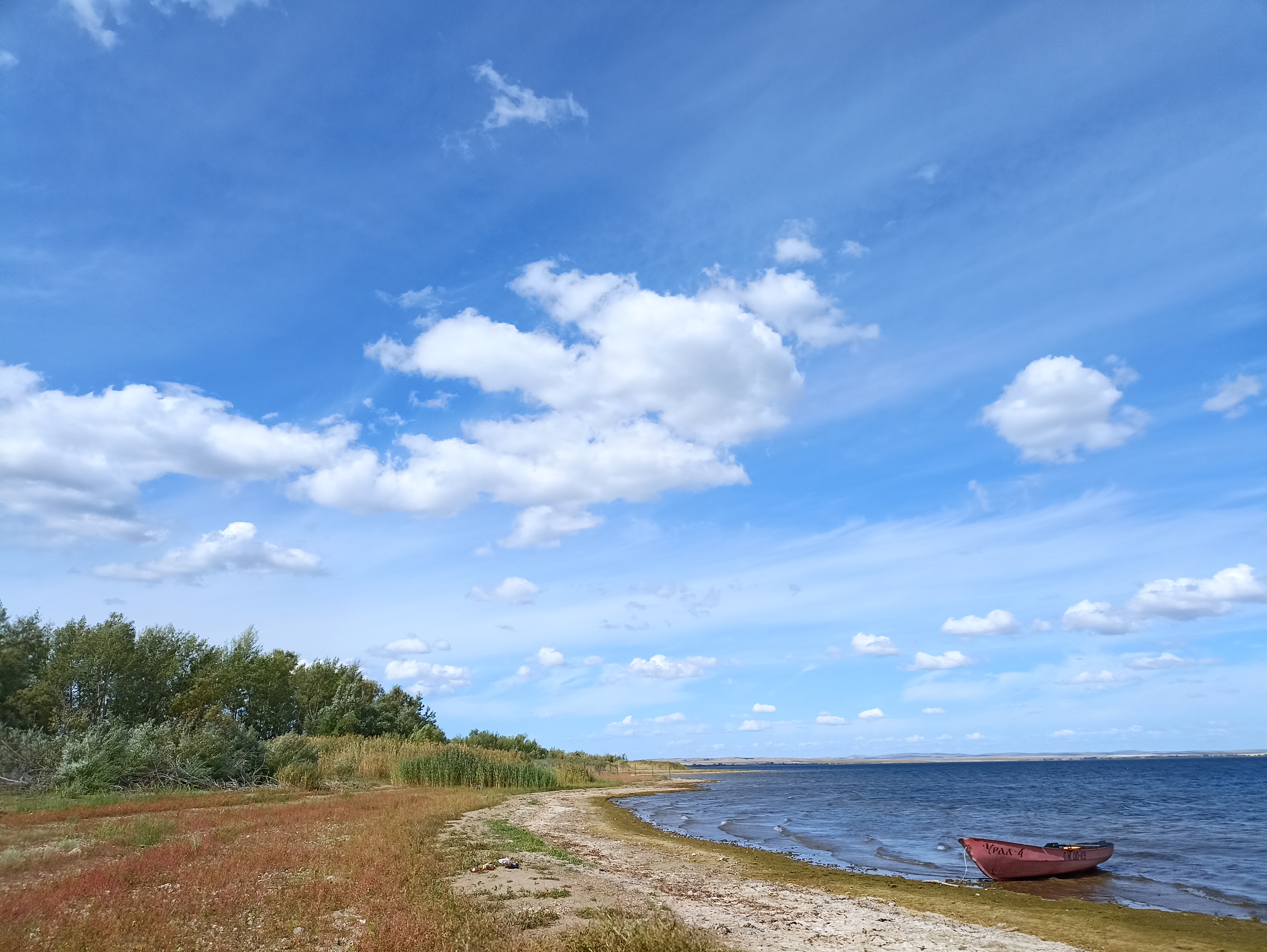 Ветер, волны, песчаный берег