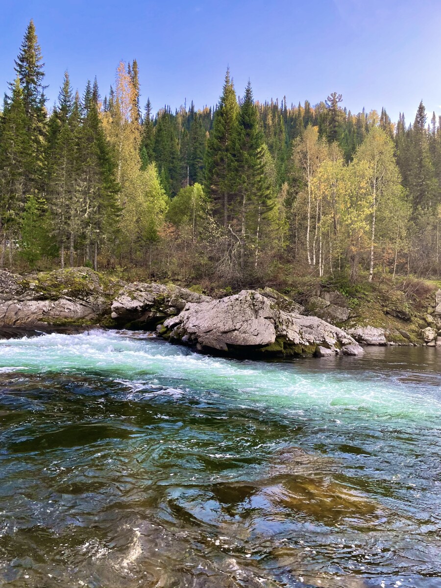 Горная река с изумрудной водой