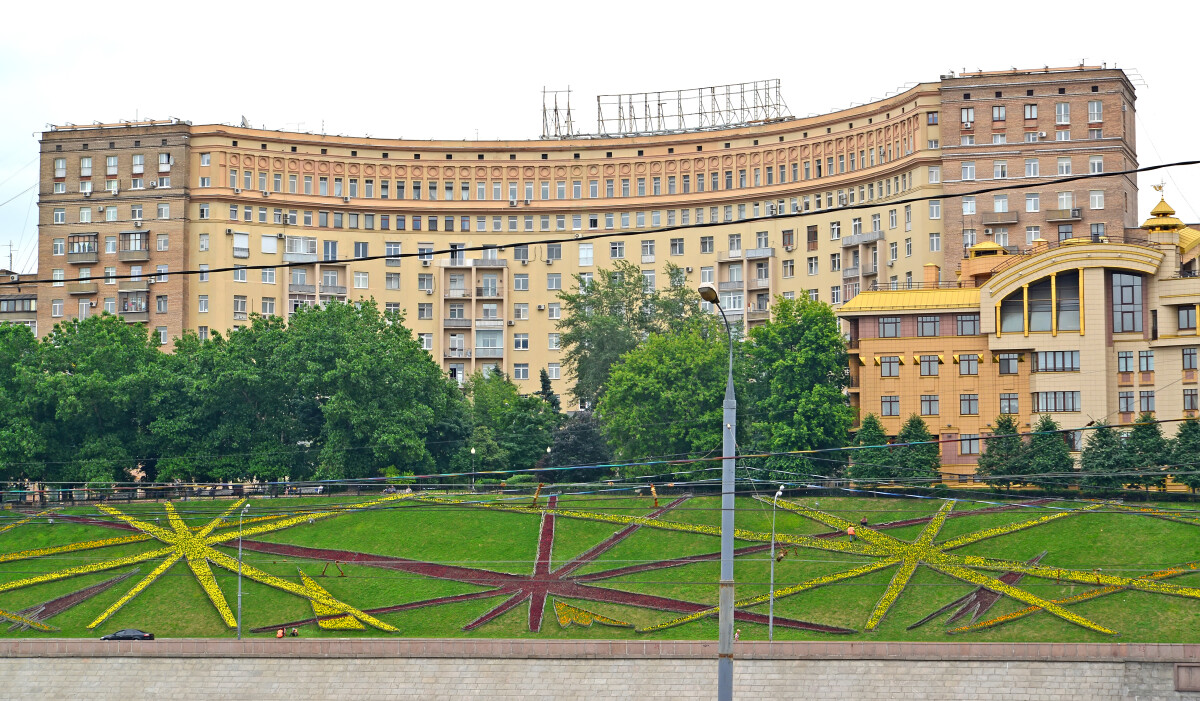 Дом архитекторов в летний день. Москва, Ростовская набережная, 5