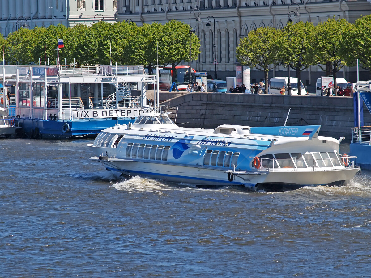 САНКТ-ПЕТЕРБУРГ, РОССИЯ - 07 июня 2008 года: Судно на подводных крыльях плывет по Неве