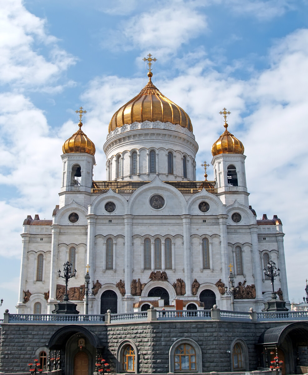 Храм Христа Спасителя на фоне неба. Москва