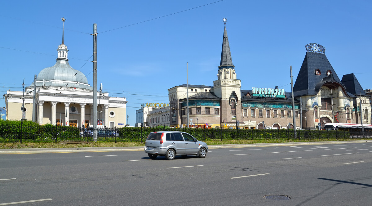 МОСКВА, РОССИЯ - 14 мая 2018 года: Ярославский вокзал и станция метро "Комсомольская" в солнечный день. Комсомольская площадь