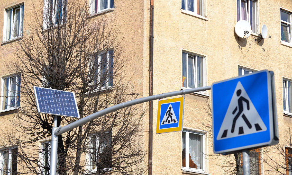 Система импульсной индикации на базе светофора на солнечной батарее Solar Traffic Light и дорожного знака "Пешеходный переход"