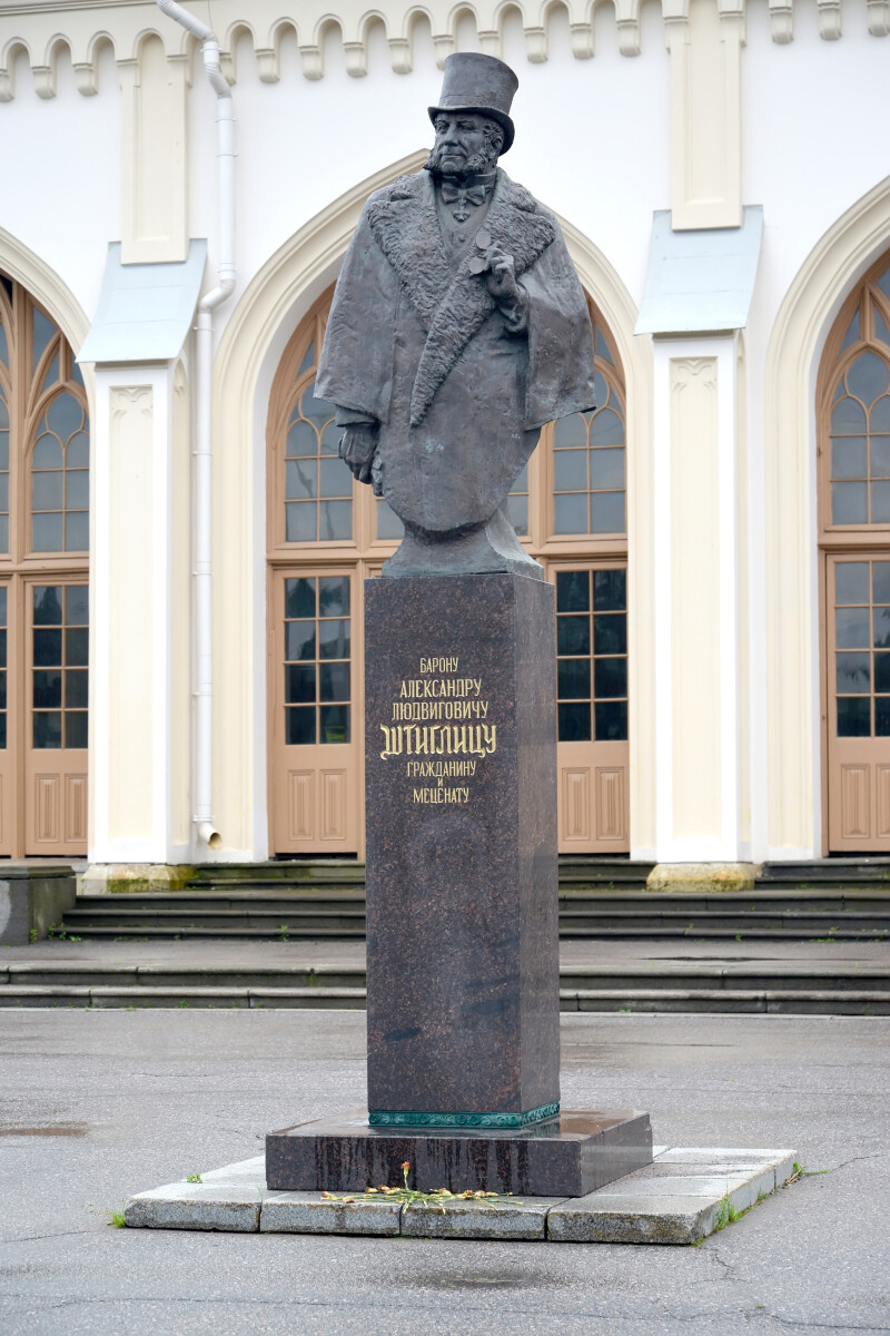 Памятник барону Александру Людвиговичу Штиглицу перед железнодорожным вокзалом станции Новый Петергоф