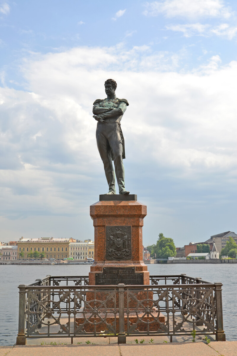 Памятник адмиралу И.Ф. Крузенштерну в Санкт-Петербурге