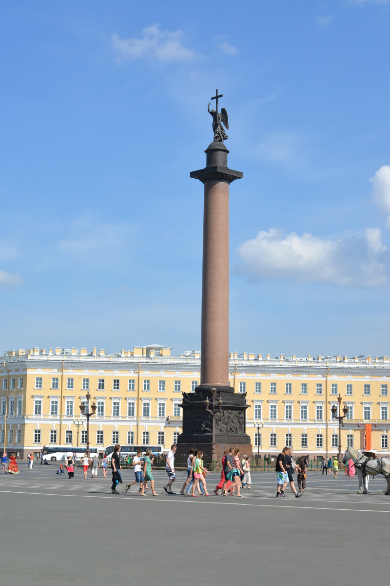 Дворцовая площадь, Александровская колонна в яркий солнечный день. Санкт-Петербург