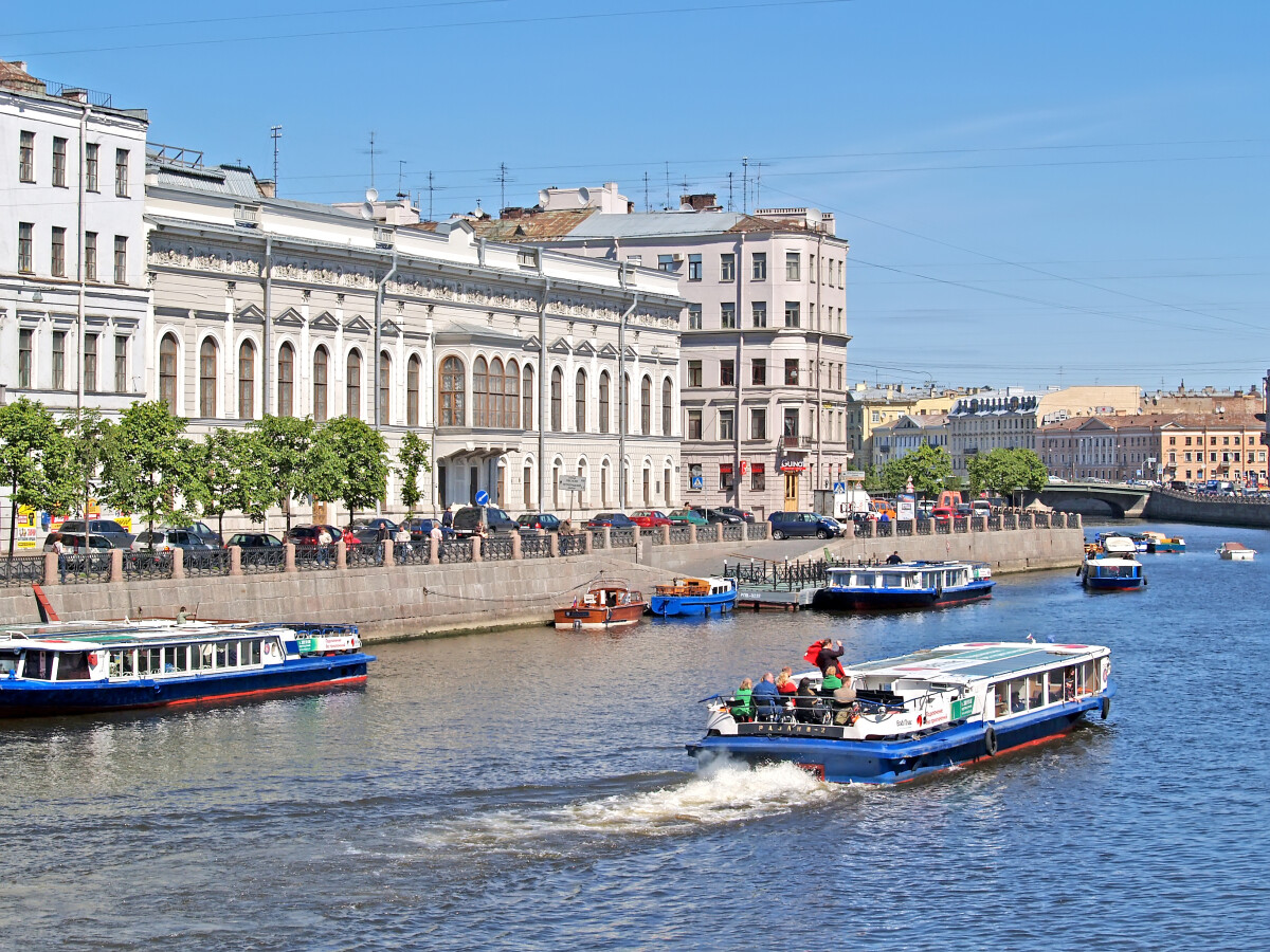 САНКТ-ПЕТЕРБУРГ, РОССИЯ - 07 июня 2008 года: Экскурсионные теплоходы на реке Фонтанке