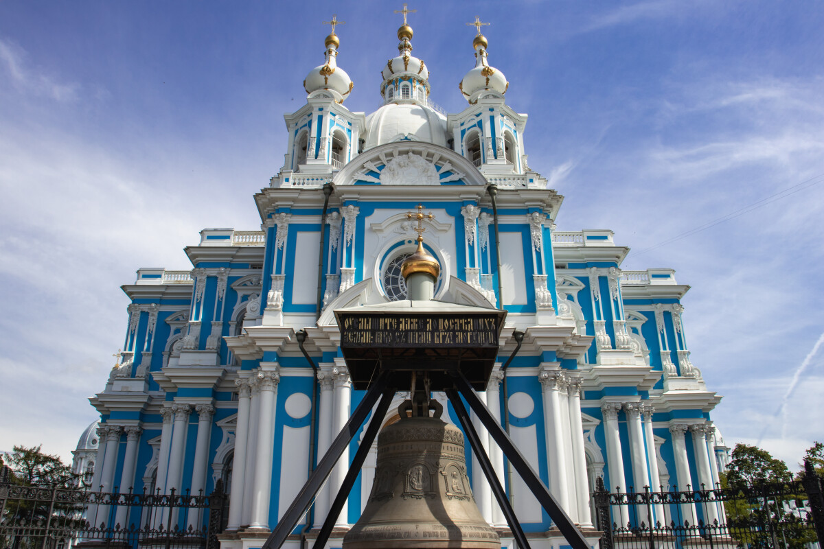 Воскресенский всех учебных заведений Смольный собор (Воскресения Христова Смольный собор, Смольный собор) — православный храм в Центральном районе Санкт-Петербурга