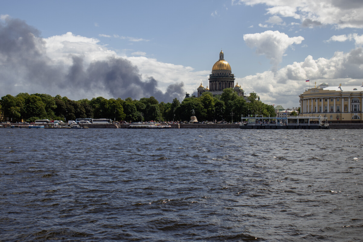 Вид на город и Неву летом