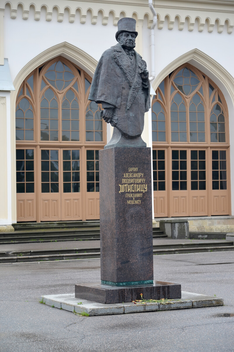 Памятник барону Александру Людвиговичу Штиглицу перед железнодорожным вокзалом станции Новый Петергоф