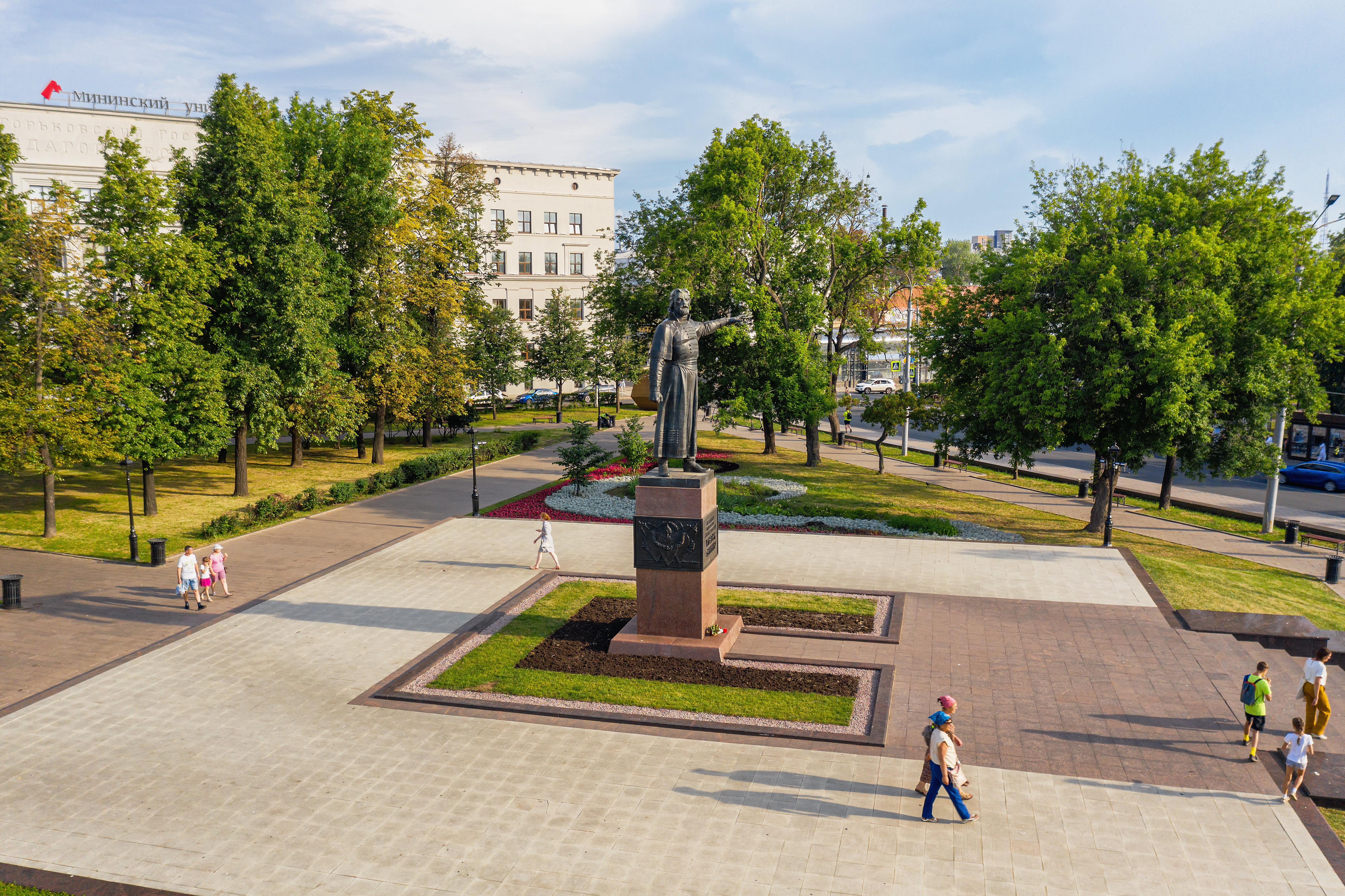 Нижний Новгород, исторический центр города. Памятник Козьме Минину. Вид с воздуха.