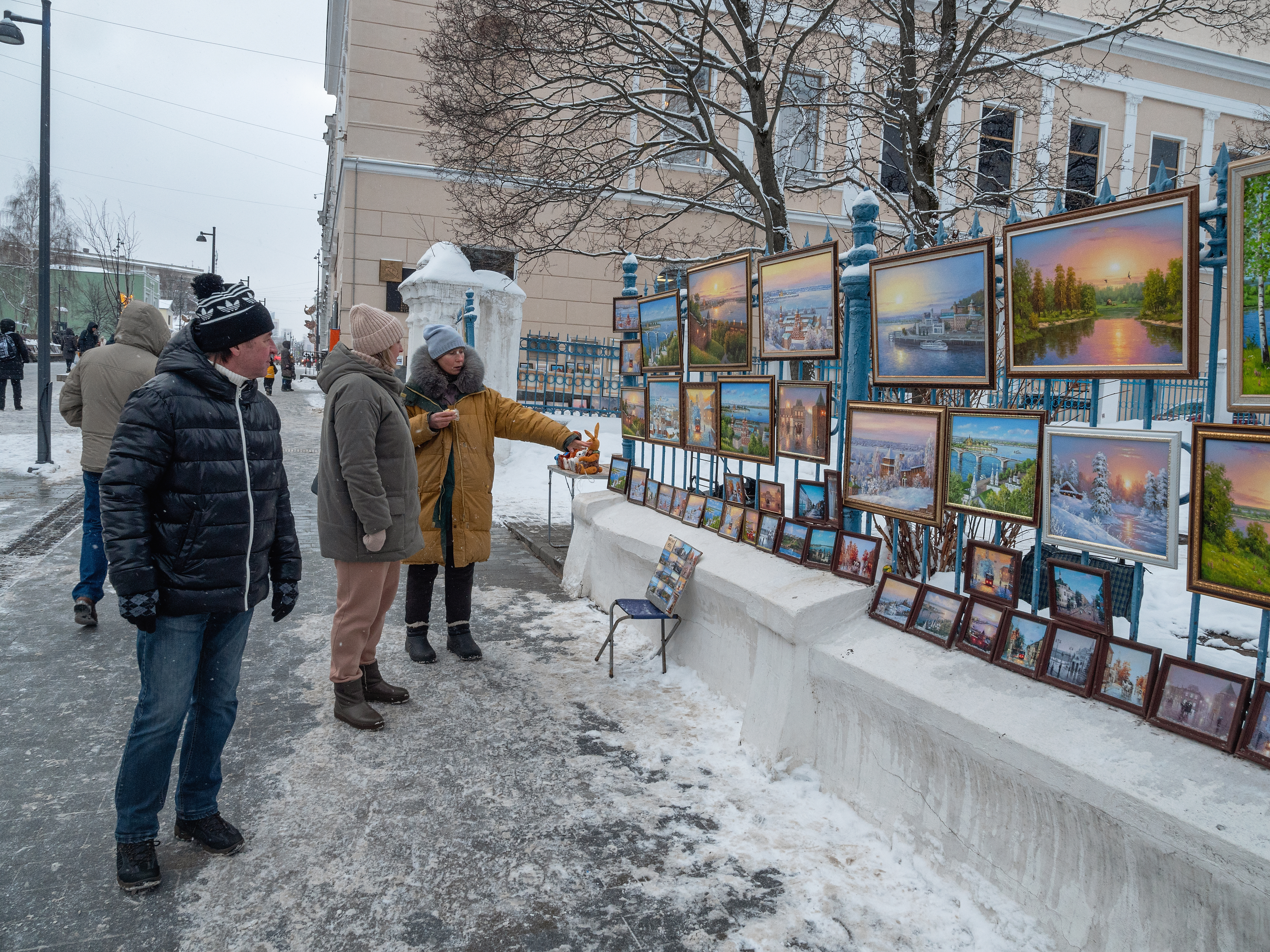 Нижний Новгород. Выставка-продажа картин на Большой Покровской улице.