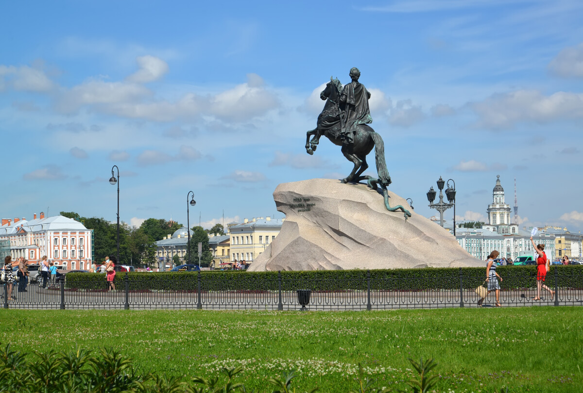 САНКТ-ПЕТЕРБУРГ, РОССИЯ - 16 июля 2014 года: Вид на памятник Петру I ("Медный всадник") летним днем