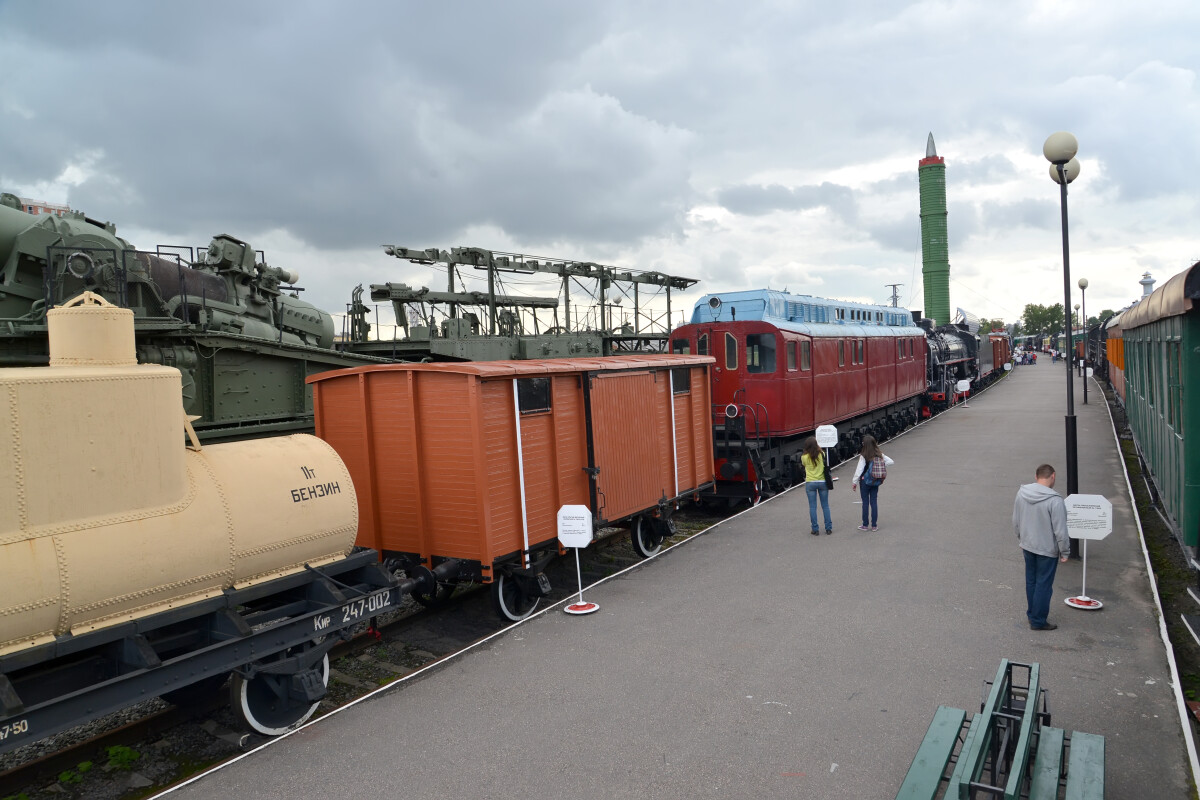 САНКТ-ПЕТЕРБУРГ, РОССИЯ - 23 июля 2015 года: Вид сверху на экспозицию железнодорожной техники