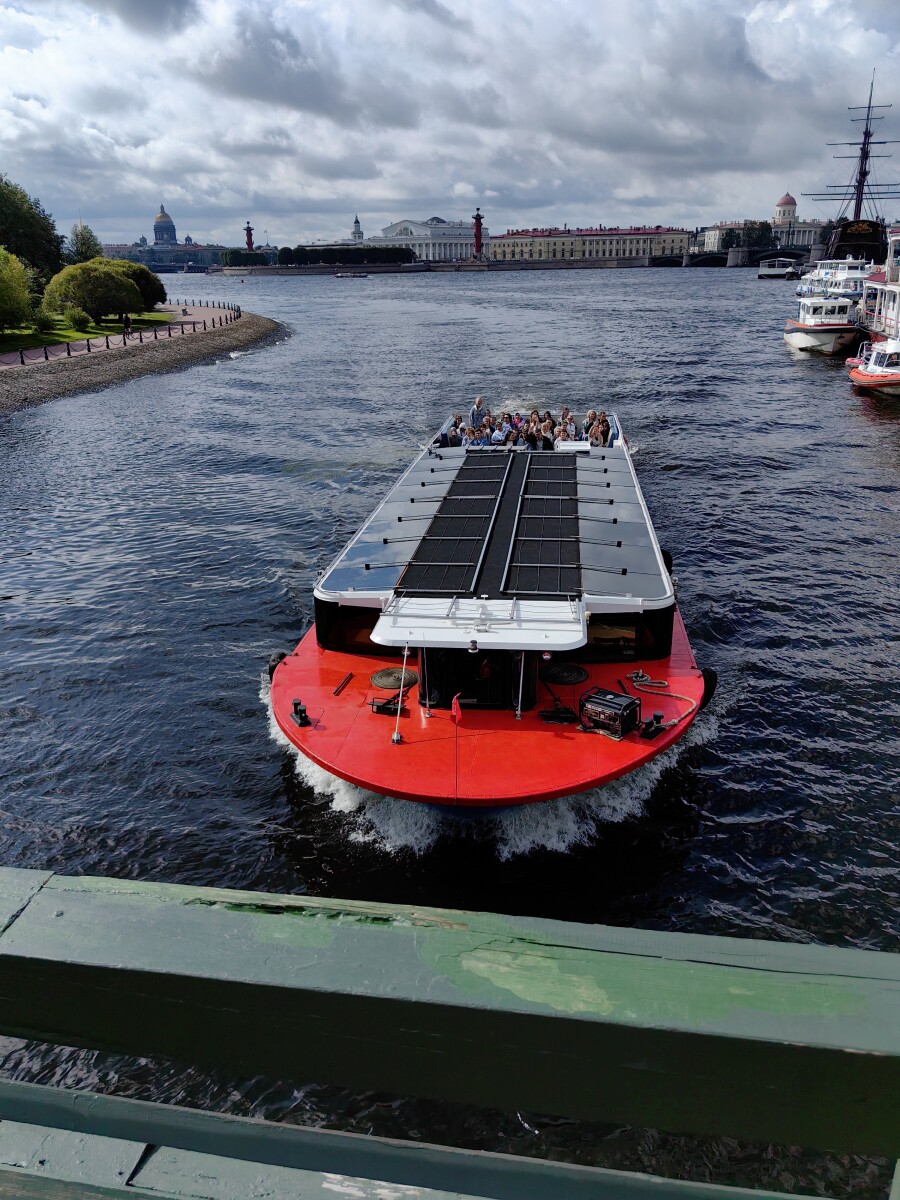 Санкт-Петербург. Кронверский мост Петропавловской крепости. . Теплоход.