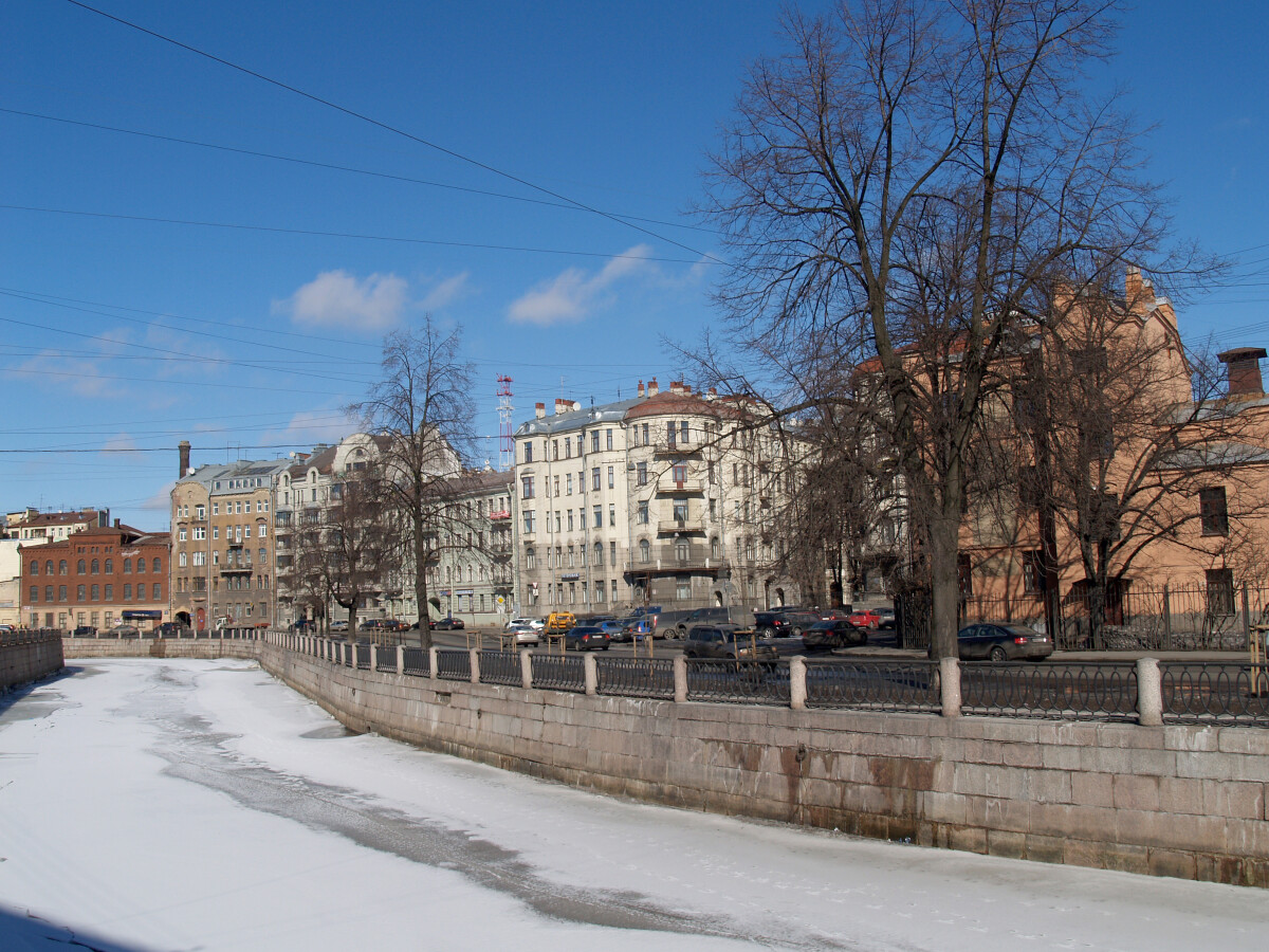 Санкт-Петербург. Набережная реки Карповки весной