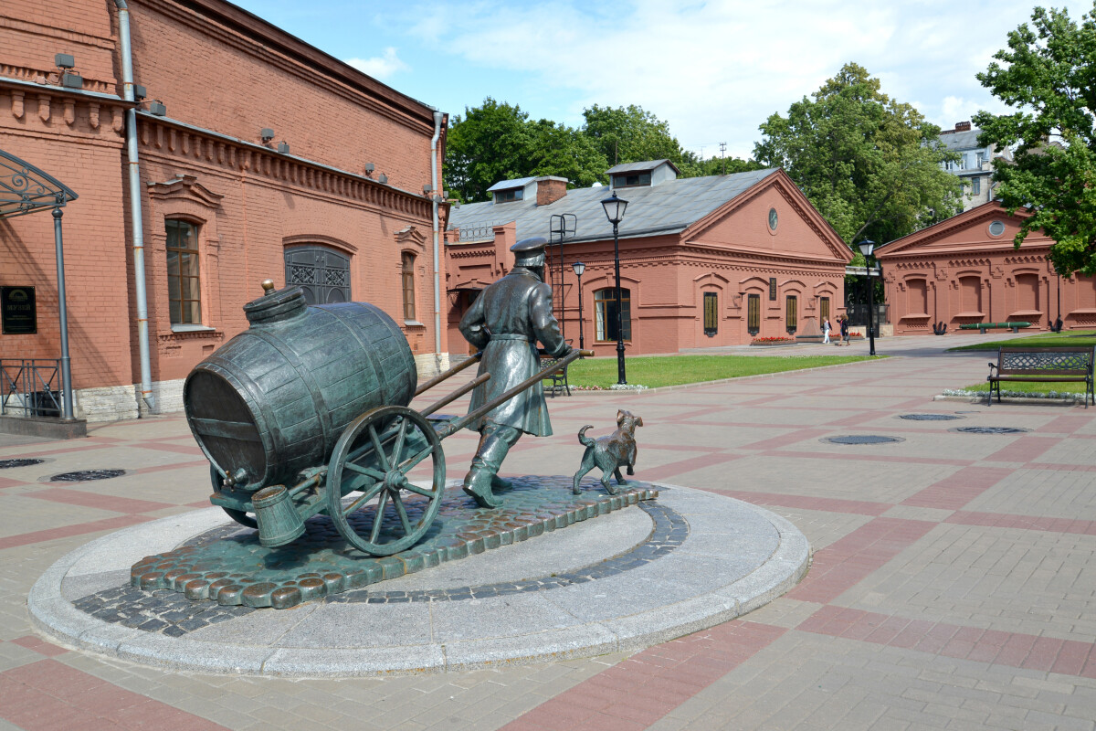 САНКТ-ПЕТЕРБУРГ, РОССИЯ - 15 июля 2015 года: Вид на памятник петербургскому водовозу на территории музея "Мир воды Санкт-Петербурга"