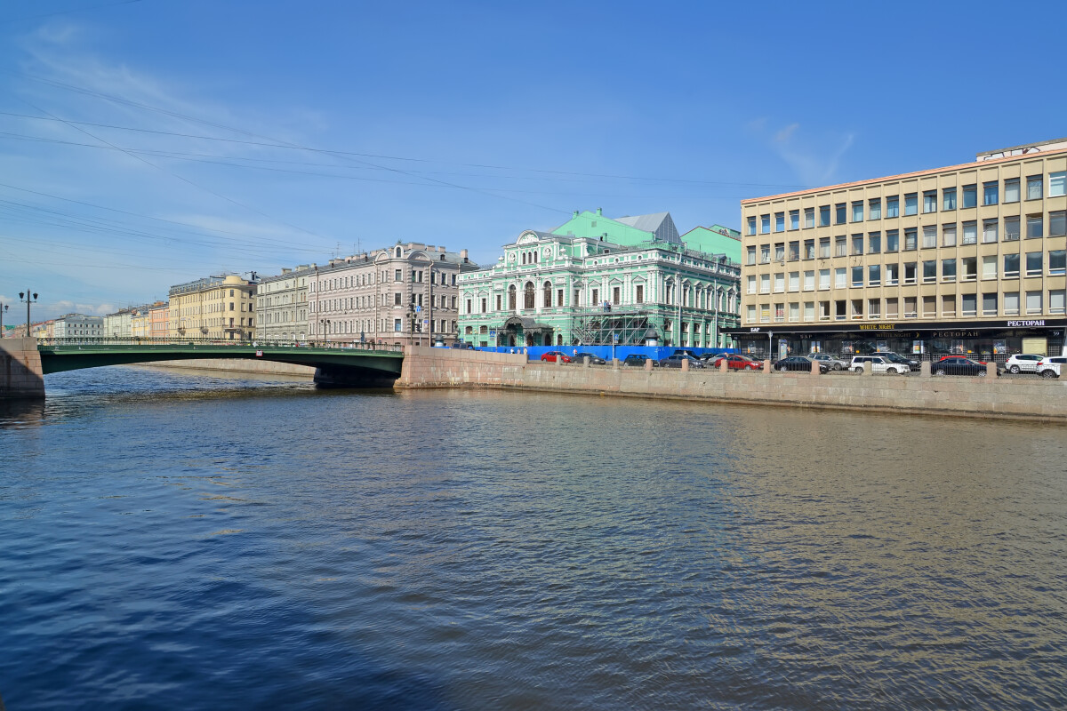 САНКТ-ПЕТЕРБУРГ, РОССИЯ - 16 июля 2014 года: Вид на реку Фонтанку, Лештуков мост и здание Большого драматического театра имени Товстоногова