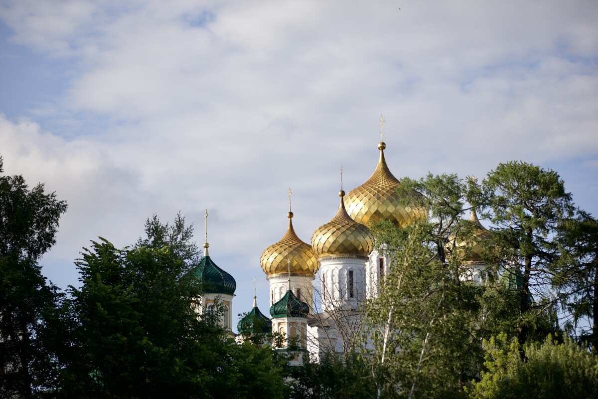 Золотые купола с крестами, церкви на фоне голубого неба