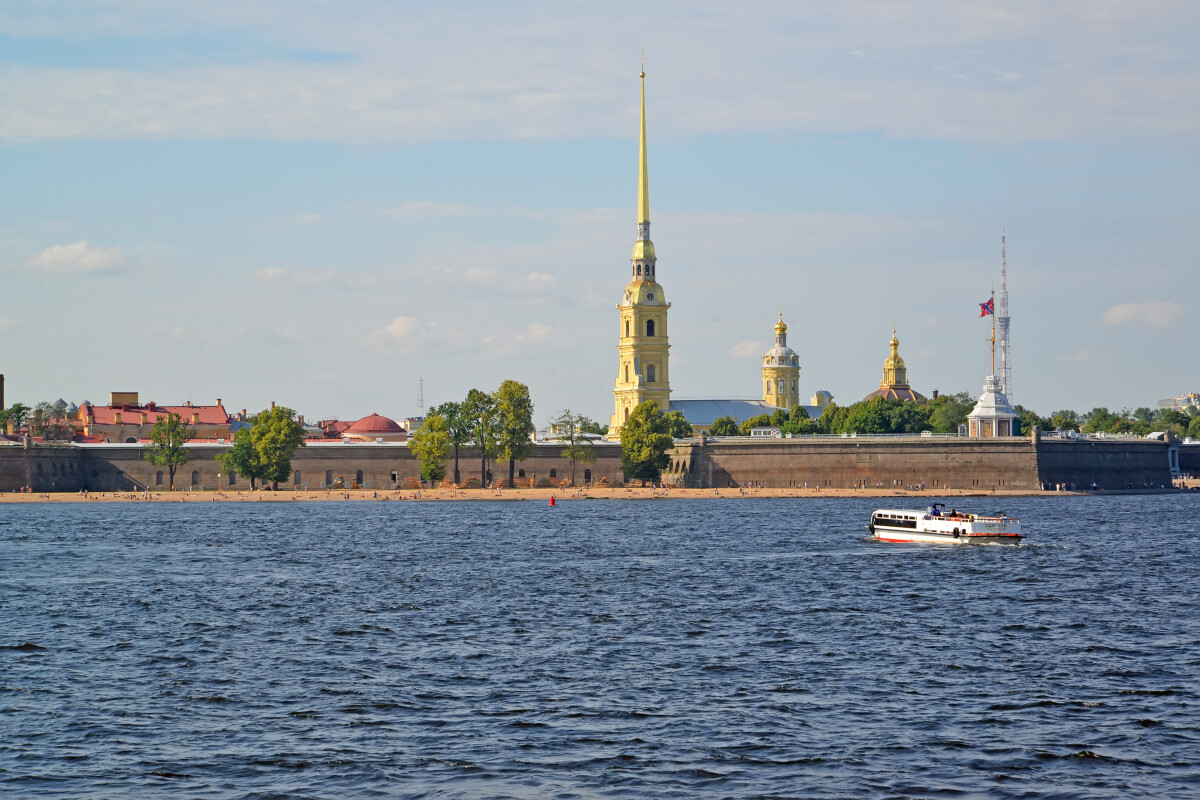 САНКТ-ПЕТЕРБУРГ, РОССИЯ - 09 июля 2014 года: Вид на Петропавловскую крепость с Невы