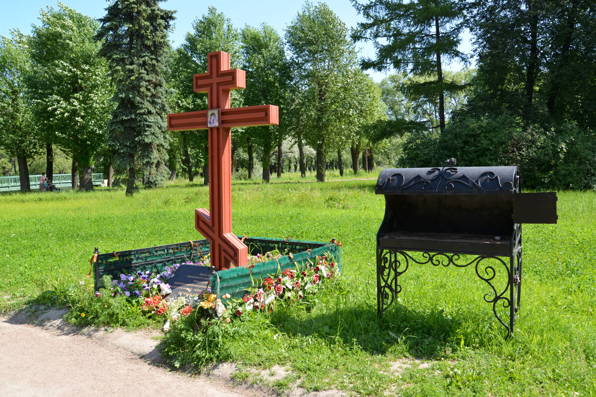 Православный надгробный крест и печь на месте крематория кирпичного завода. Московский парк Победы, Санкт-Петербург