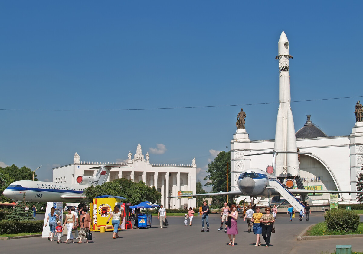 МОСКВА, РОССИЯ - 21 июня 2008 года: Площадь возле павильона "Космос" Всероссийского выставочного центра (ВДНХ)