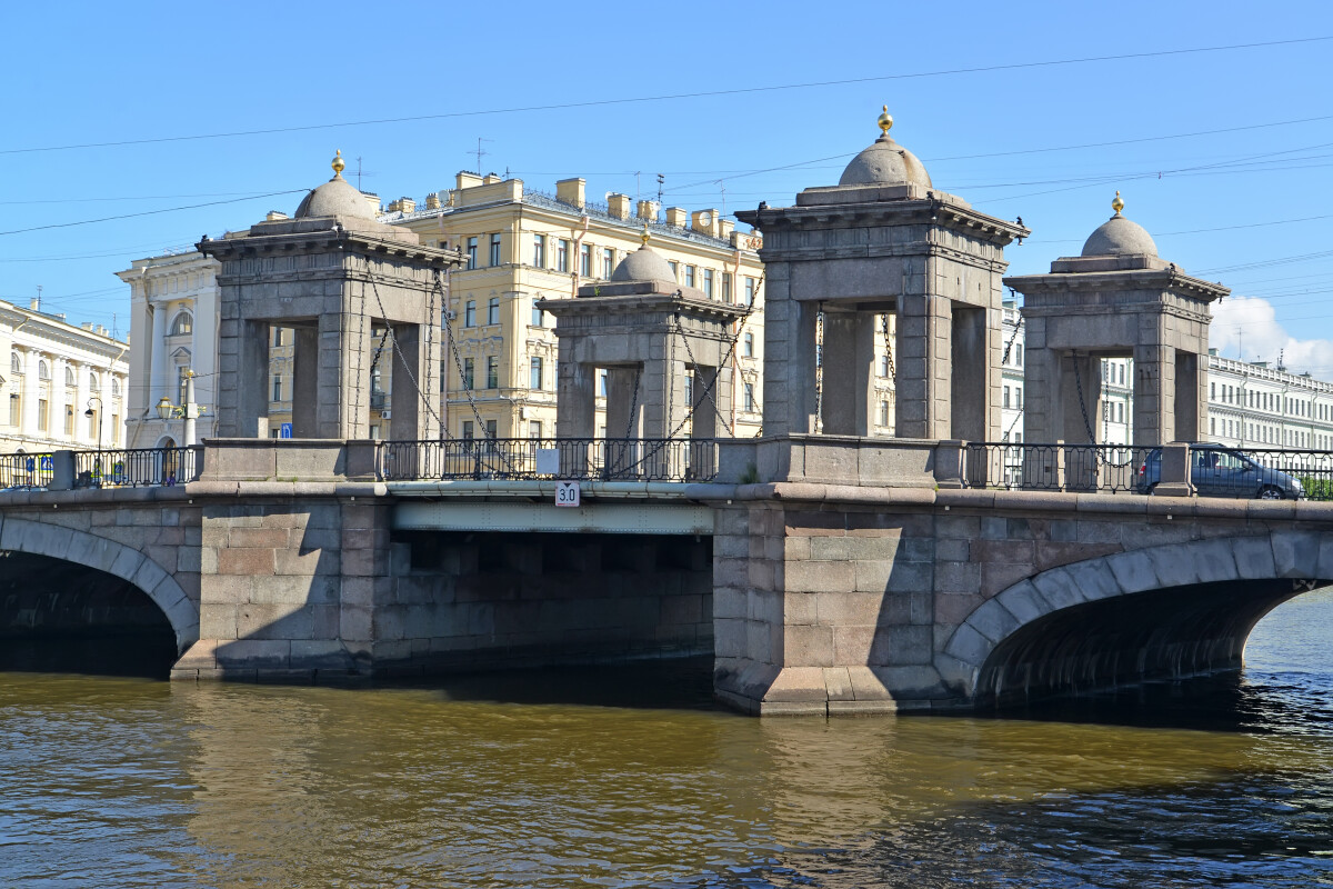 Ломоносовский мост через реку Фонтанку в летний день. Санкт-Петербург