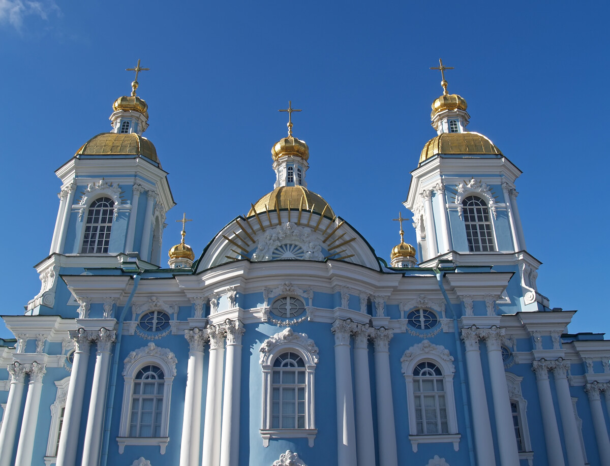 Санкт-Петербург. Никольский морской собор на фоне неба