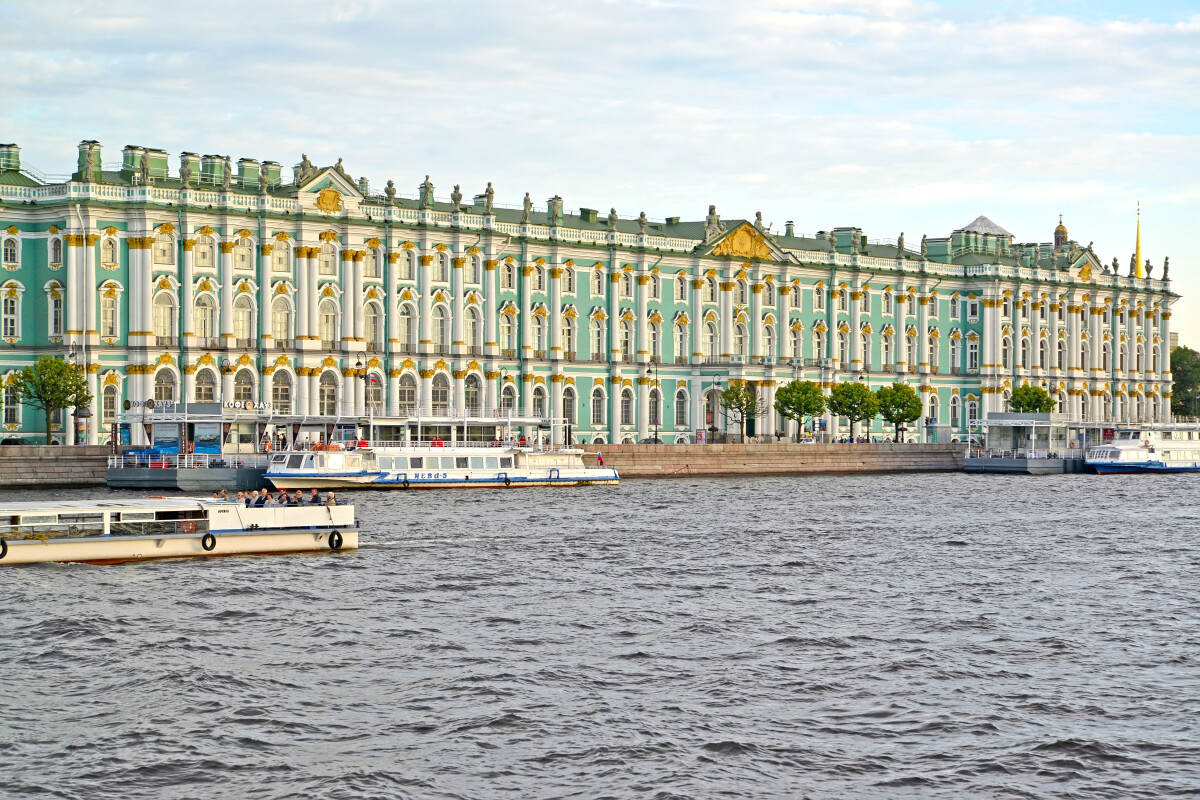 САНКТ-ПЕТЕРБУРГ, РОССИЯ - 09 июля 2014 года: Вид на Зимний дворец с Невы