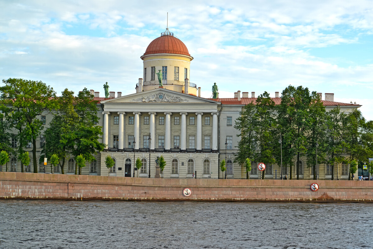 Институт русской литературы (Пушкинский дом). Санкт-Петербург, набережная Макарова, 4