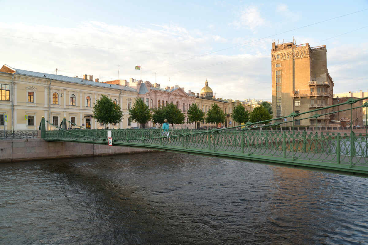 Санкт-Петербург. Вид на подвесной Почтовый мост через реку Мойку и Дворец культуры работников связи