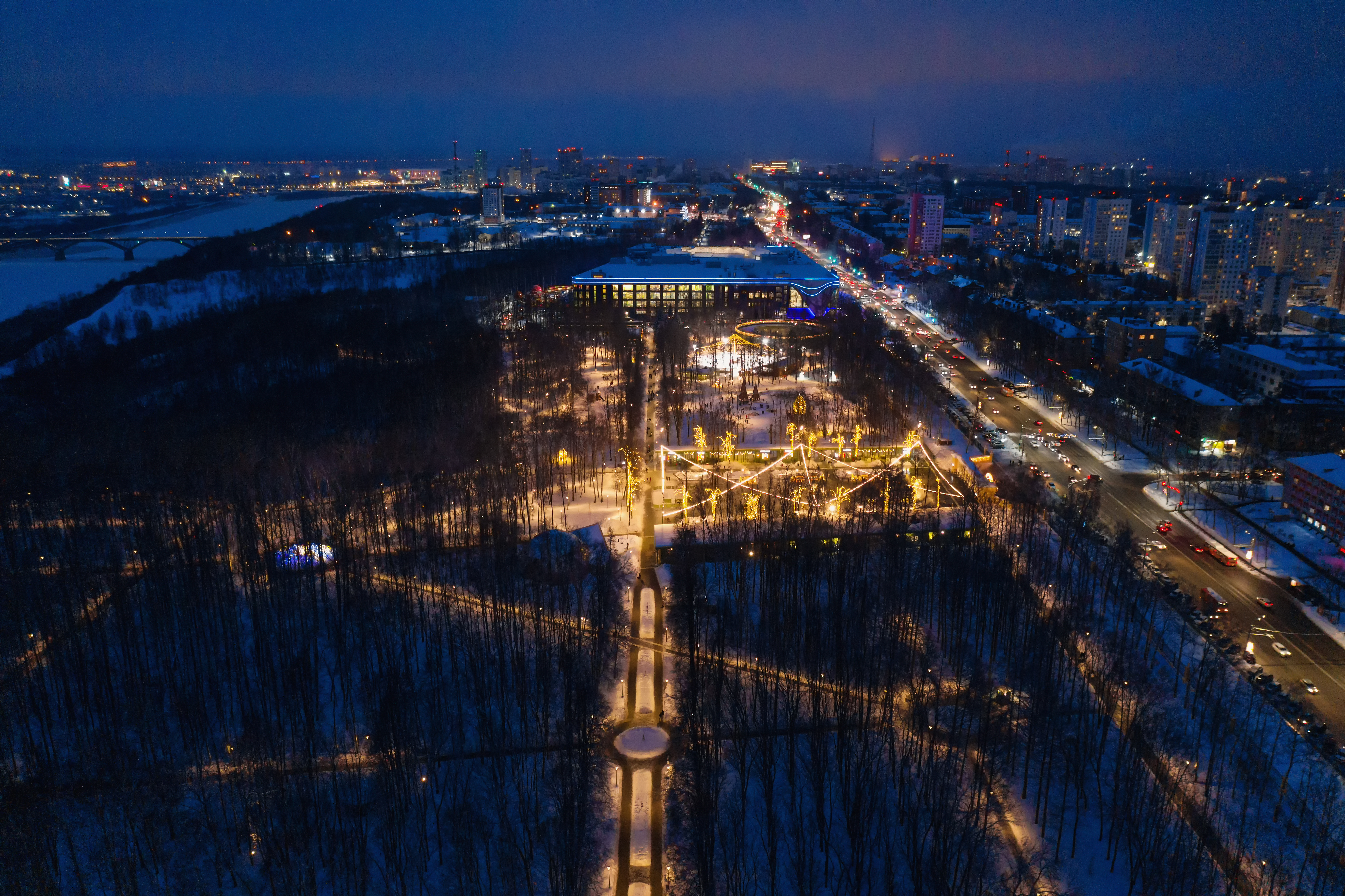 Нижний Новгород зимой. Парк Швейцария ночью. Вид с воздуха.