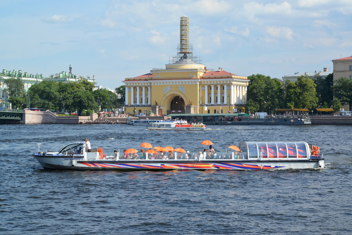 Санкт-Петербург. Речной теплоход плывет по Неве