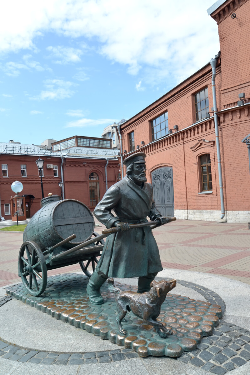 САНКТ-ПЕТЕРБУРГ, РОССИЯ - 15 июля 2015 года: Памятник петербургскому водовозу около музейного комплекса "Мир воды Санкт-Петербурга".