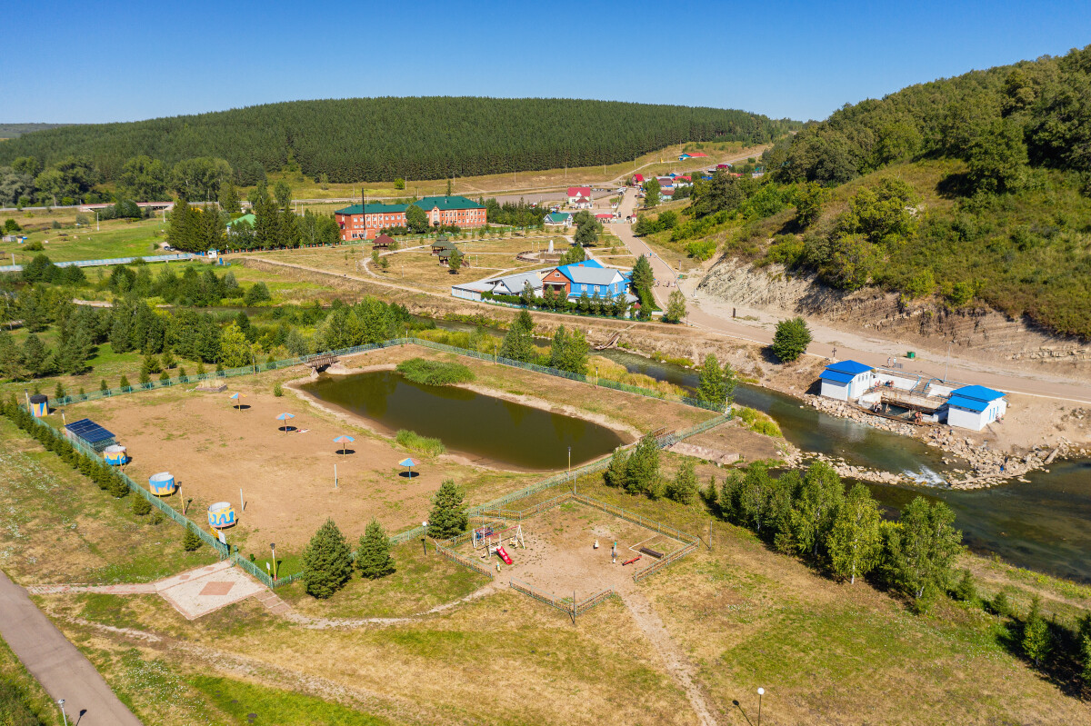 Южный Урал, курорт Красноусольск: река Усолка, минеральные источники и пляж. Вид с воздуха.