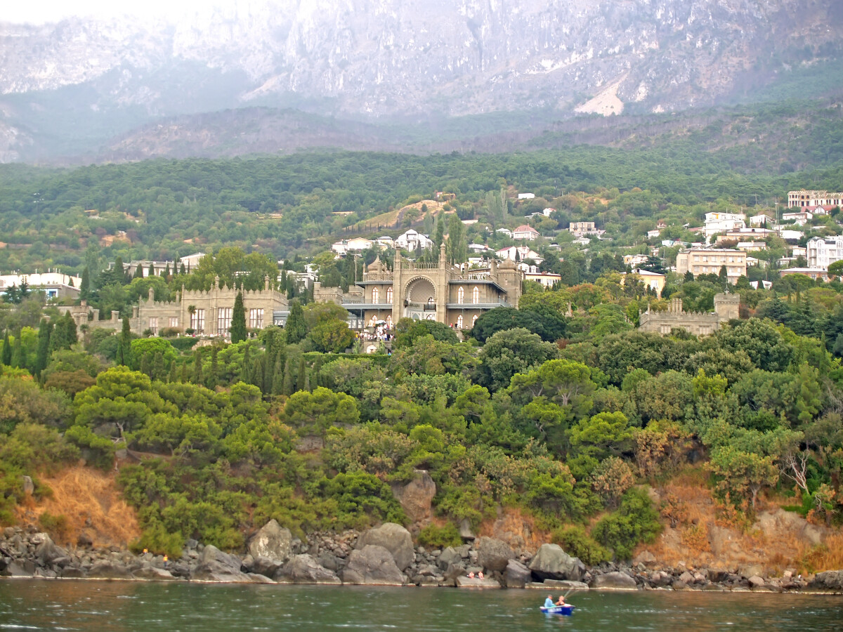 Вид на южный берег Крыма с Воронцовским дворцом. Алупка, Крым