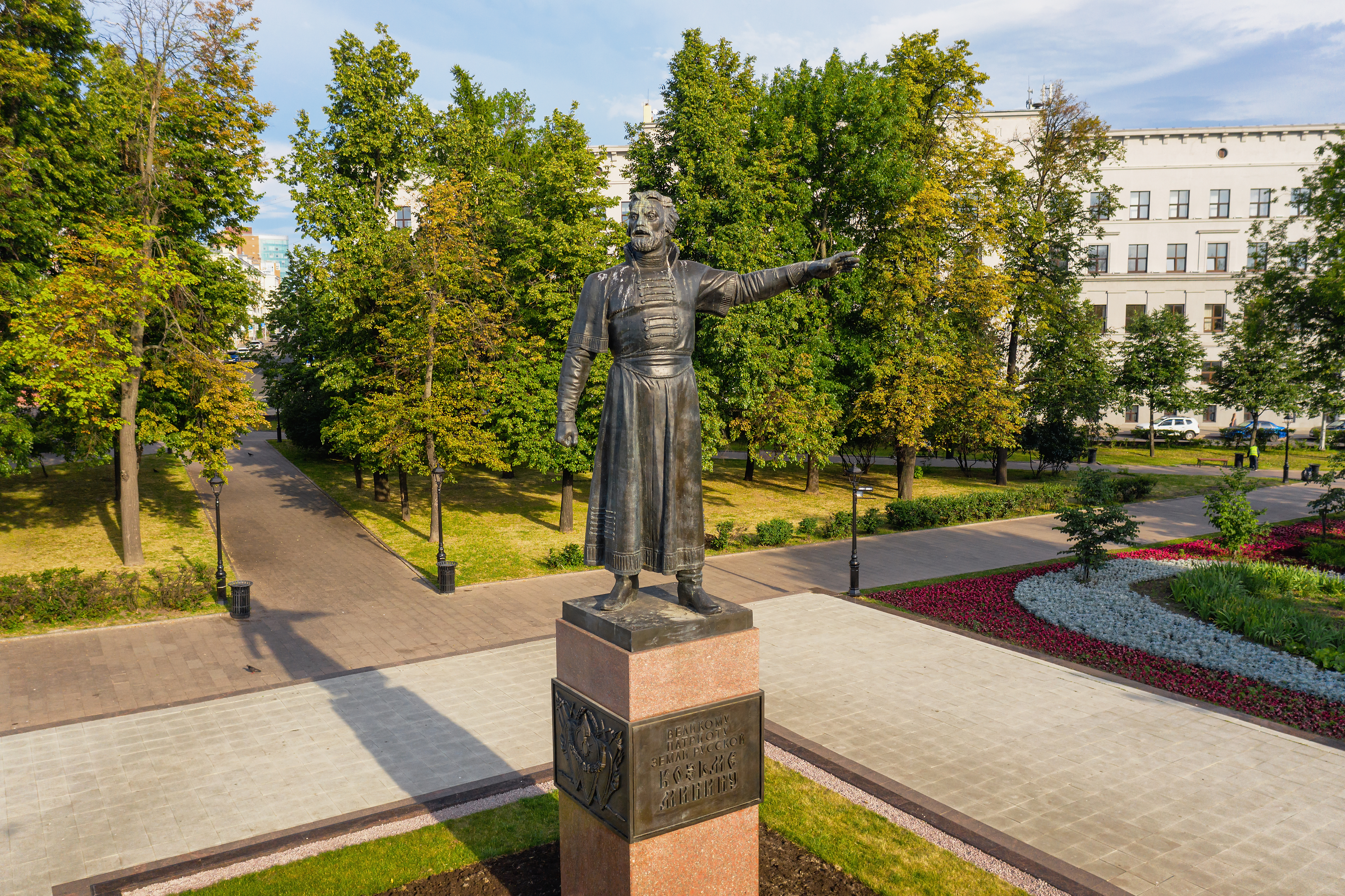 Нижний Новгород, исторический центр города. Памятник Козьме Минину. Вид с воздуха.