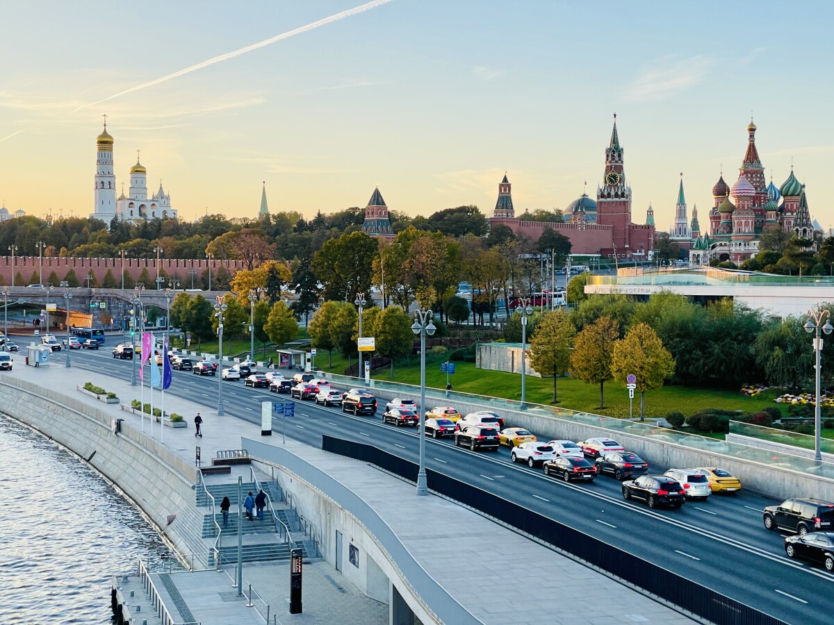 Москва. Вид на Кремль с парящего моста.